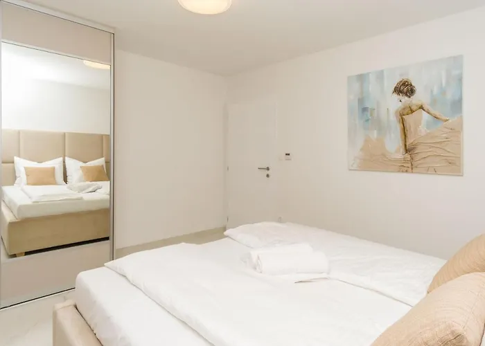 Simi - The Sun アパート