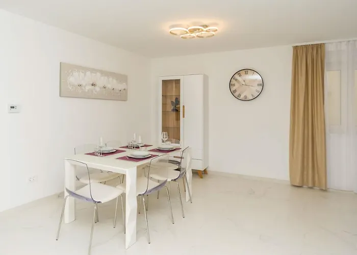 Simi - The Sun アパート ツリクヴェニツァ