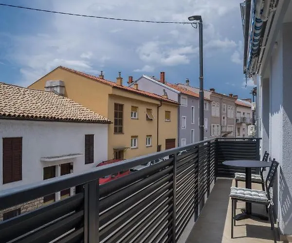 Simi - The Sun アパート